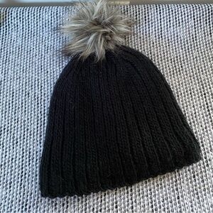 Aritizia Wilfred Black Faux Fur Pom Pom Beanie O/S